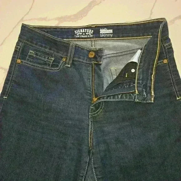 Signature Levi Strauss Totally Shaping Skinny Jeans Dark Demin Size 8 Regular - Picture 6 of 11